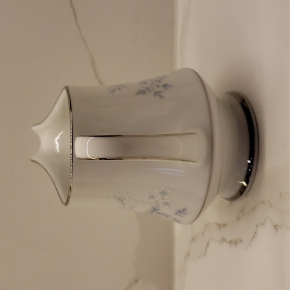 𝅺noritake Carolyn 2693 Creamer Fine China Contemporary White Blue floral sil - Picture 2 of 6